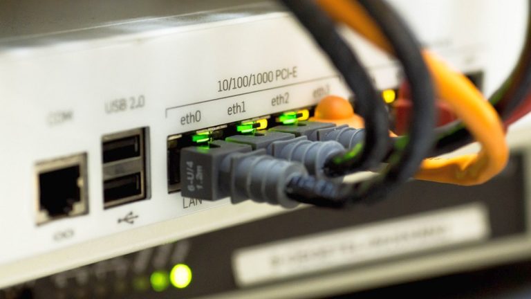 Gniazda sieci LAN i urządzenia sieciowe w firmie – czy odpowiednio je zabezpieczasz?