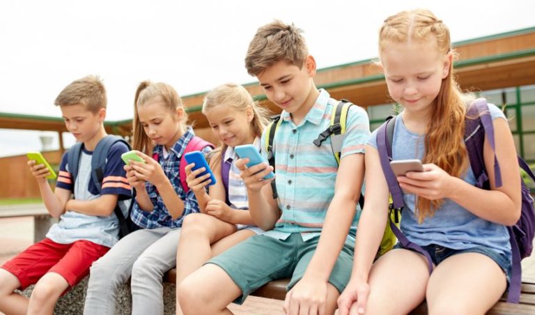 Bezpieczny telefon dla dziecka – jak zabezpieczyć smartfon podczas wakacji?