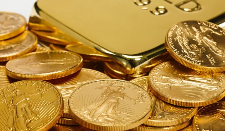 Inwestycja w złoto – czym różni się złota sztabka od bulionowej monety?