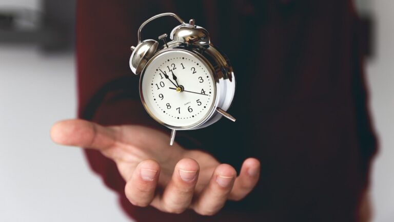 Jak oszczędzać czas w pracy? Poznaj 15 wskazówek do mądrego zarządzania czasem