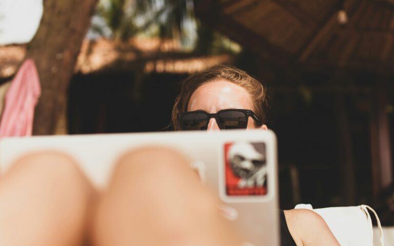 Firmowy dział IT na wakacjach? – utrzymaj wsparcie techniczne dzięki TeamViewer Remote